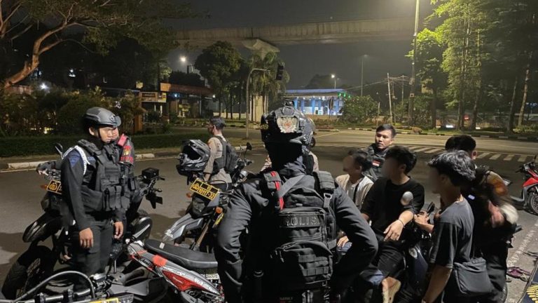 Aksi Cepat Brimob Selamatkan Malam Jakarta