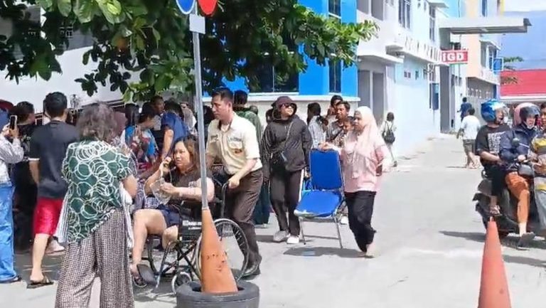 Palu Berguncang Hebat Pasien RS Berhamburan