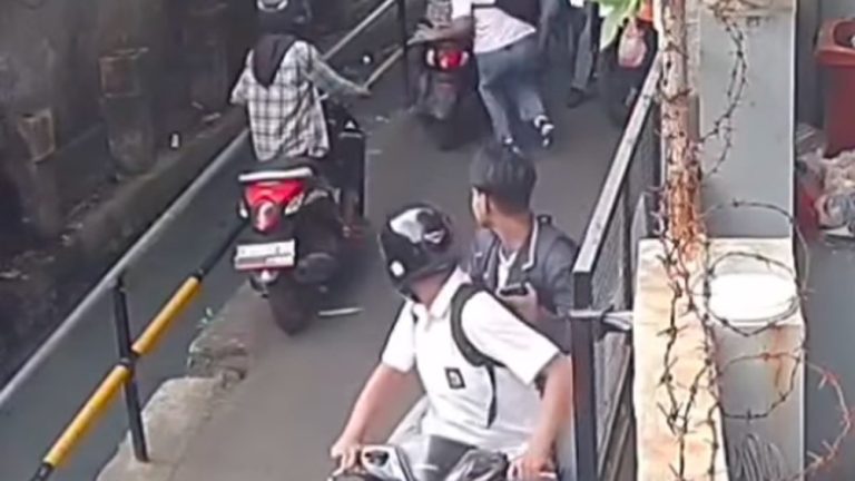 Ngeri Siswa Dibacok di Jakbar Saat Hendak ke Sekolah Ngeri Siswa Dibacok di Jakbar Saat Hendak ke Sekolah