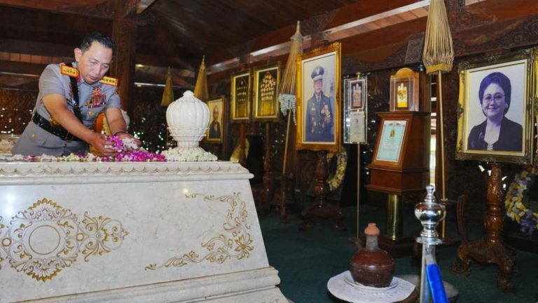 Pesan Tersembunyi Ziarah Kapolri