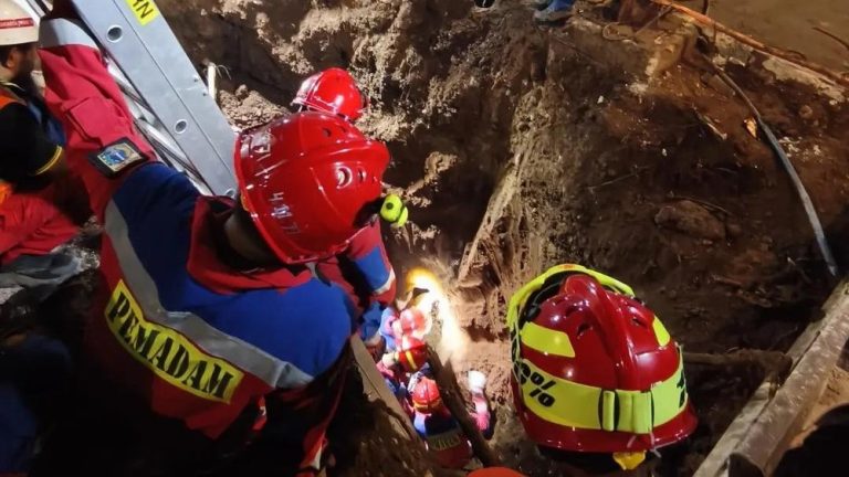 Pilu Bocah 4 Tahun Terjebak Lubang Maut Jakarta