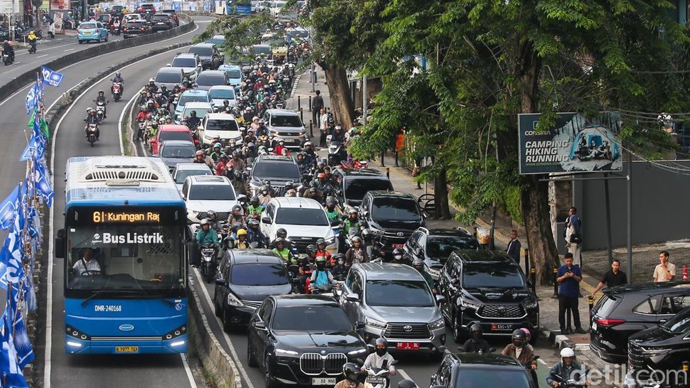 Kecelakaan Bus TransJ di MT Haryono Penumpang Aman