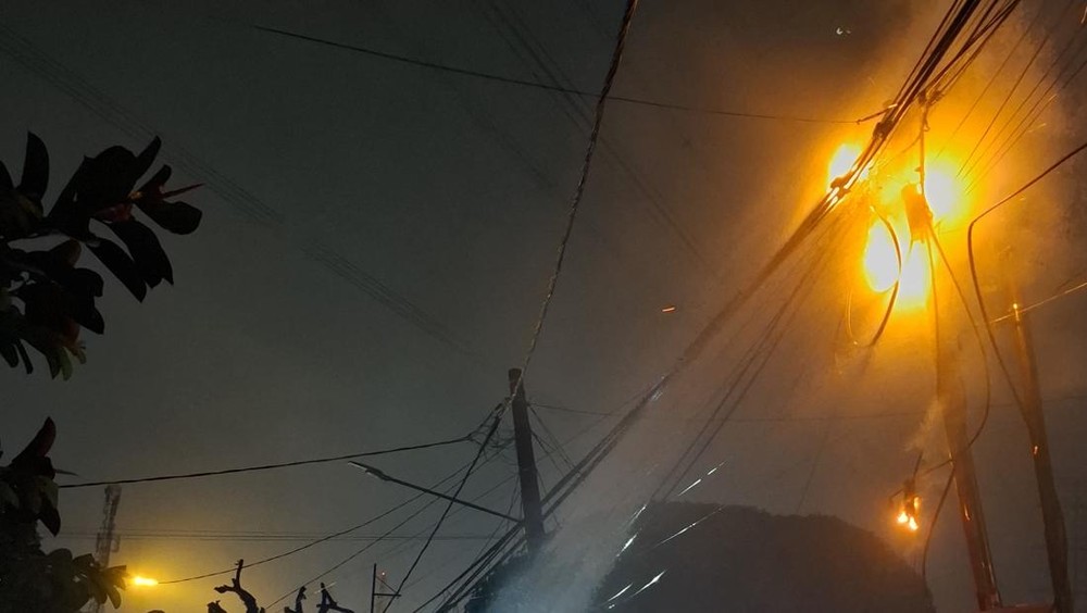 Depok Mencekam Tiang Listrik Terbakar Misterius