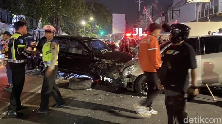Pengemudi Hyundai Kabur Usai Tabrak 5 Kendaraan Semarang