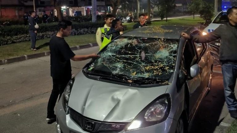 Mobil Jazz Remuk Redam di Tangerang Amarah Warga Meledak