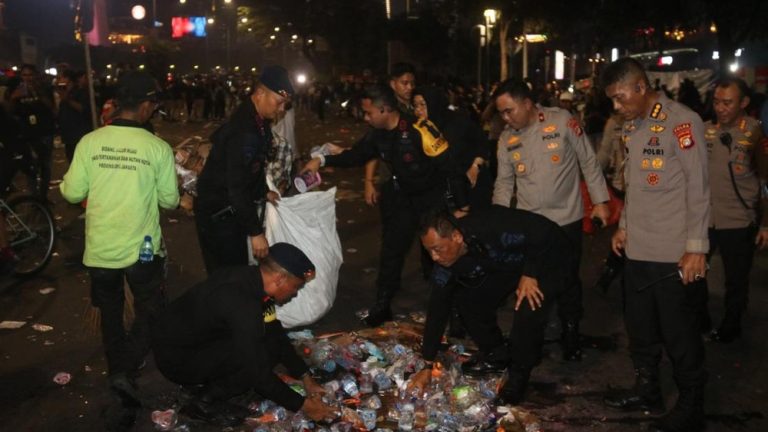 Wakapolda Turun Tangan Bersih-bersih Thamrin Usai Demo