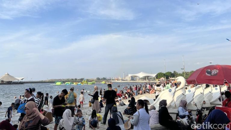 Ancol Diserbu Gratisan Warga Berbondong-bondong