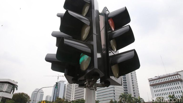 Pengemudi Alphard Ngamuk di Bundaran HI