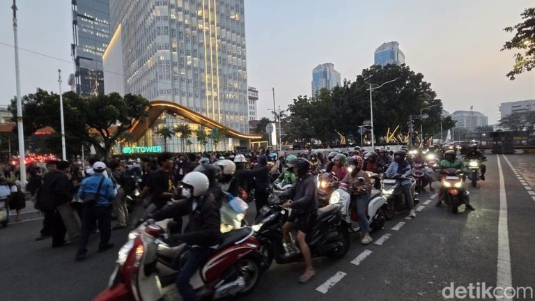 Jalan Merdeka Selatan Kembali Normal Setelah Kejutan Ini Jalan Merdeka Selatan Kembali Normal Setelah Kejutan Ini