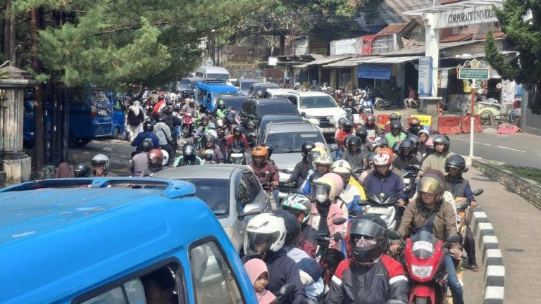 Jalur Puncak Membludak Rekayasa Lalu Lintas Diterapkan