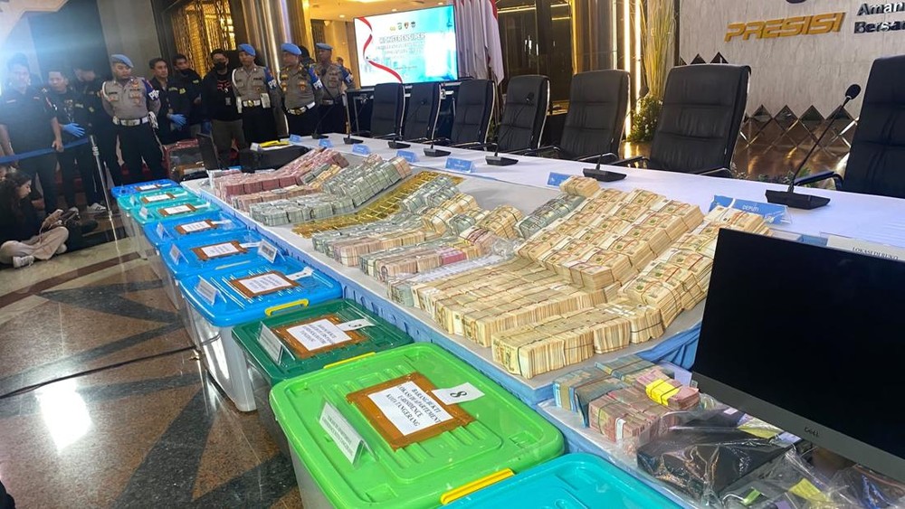 Siapa Pemilik Foto Keluarga yang Disita Polisi