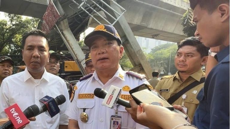 JPO Tendean Terancam Roboh Truk Crane Terjebak