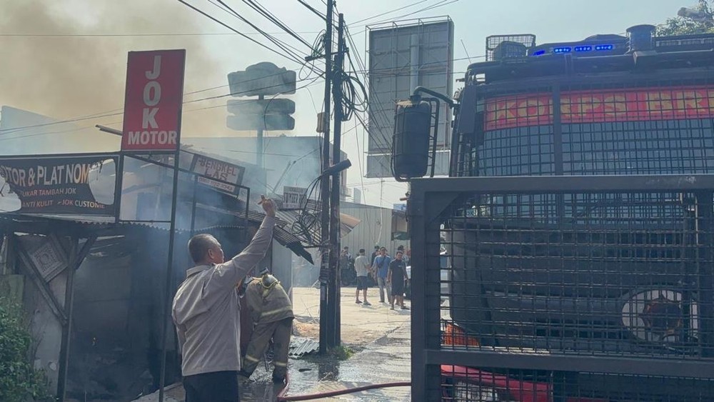 Aksi Tak Terduga Brimob Selamatkan Kios di Tangsel