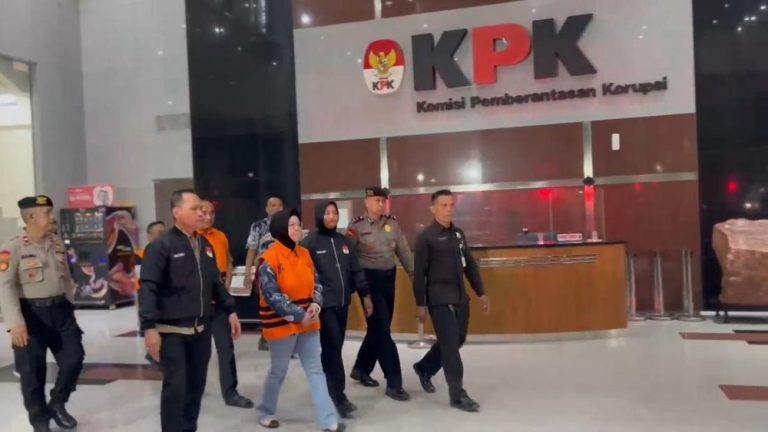 Bupati Sukoharjo Kini Berbaju Oranye