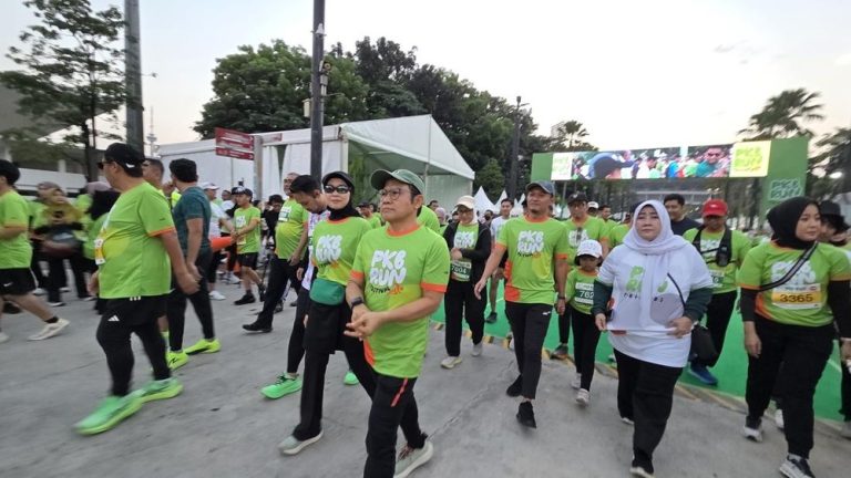 Cak Imin Lari Bareng Ribuan Orang di GBK Bikin Kaget Cak Imin Lari Bareng Ribuan Orang di GBK Bikin Kaget