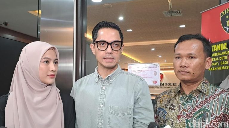 Dana Fantastis Dude Harlino Menanti Putusan Dana Fantastis Dude Harlino Menanti Putusan