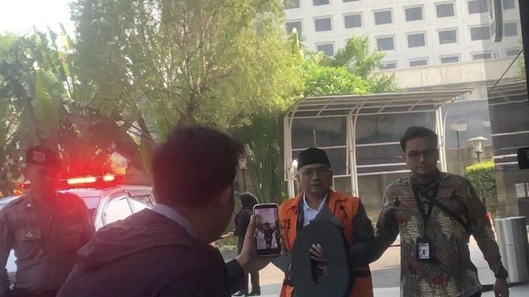 Mantan Menteri Agama Kembali ke KPK Bawa Bantal