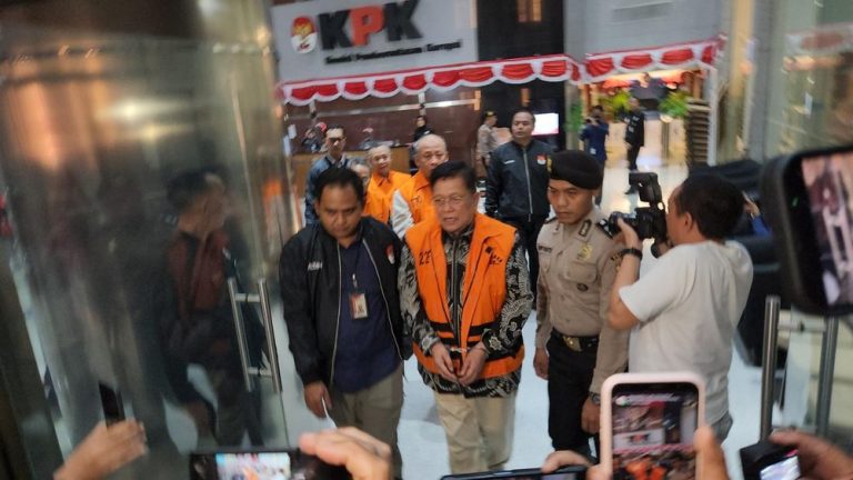 Skandal Asuransi Negara Empat Tersangka Kini Berbaju Oranye Skandal Asuransi Negara Empat Tersangka Kini Berbaju Oranye