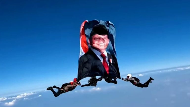 Langit Cikeas Dihiasi Wajah Presiden