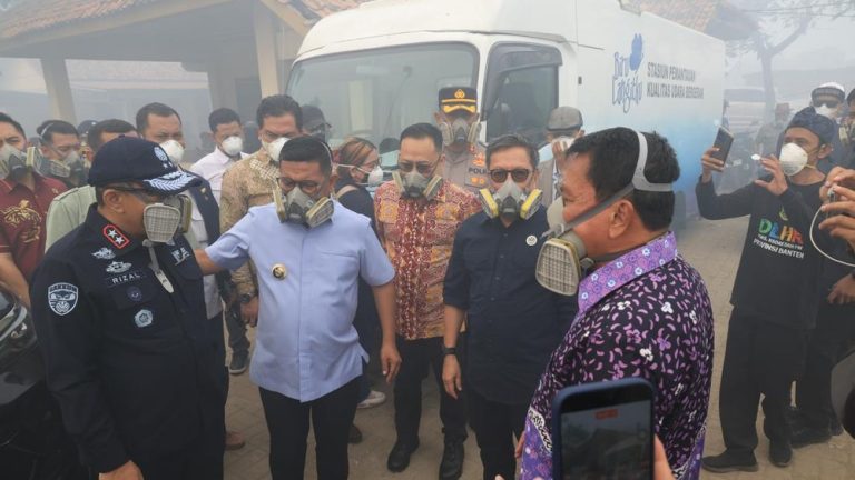 Api Jatiwaringin Segera Padam Gubernur Banten Beberkan Strategi Api Jatiwaringin Segera Padam Gubernur Banten Beberkan Strategi