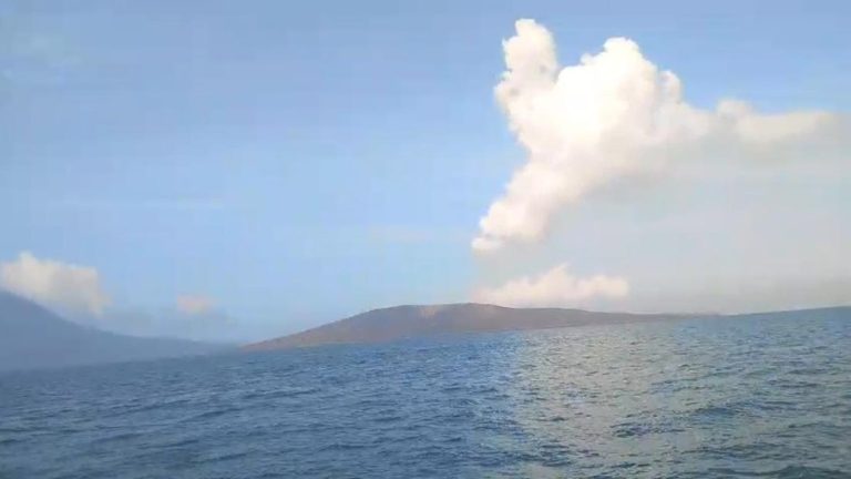 Anak Krakatau Naik Status Warga Pesisir Diminta Waspada Anak Krakatau Naik Status Warga Pesisir Diminta Waspada