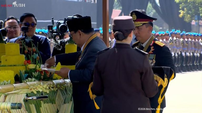 Momen Tak Terduga Prabowo Potong Tumpeng Pesan Tegasnya Jadi Sorotan