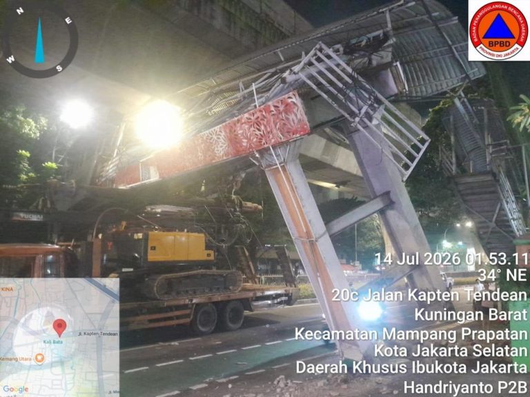 JPO Tendean Nyaris Ambruk Gara-gara Ini JPO Tendean Nyaris Ambruk Gara-gara Ini
