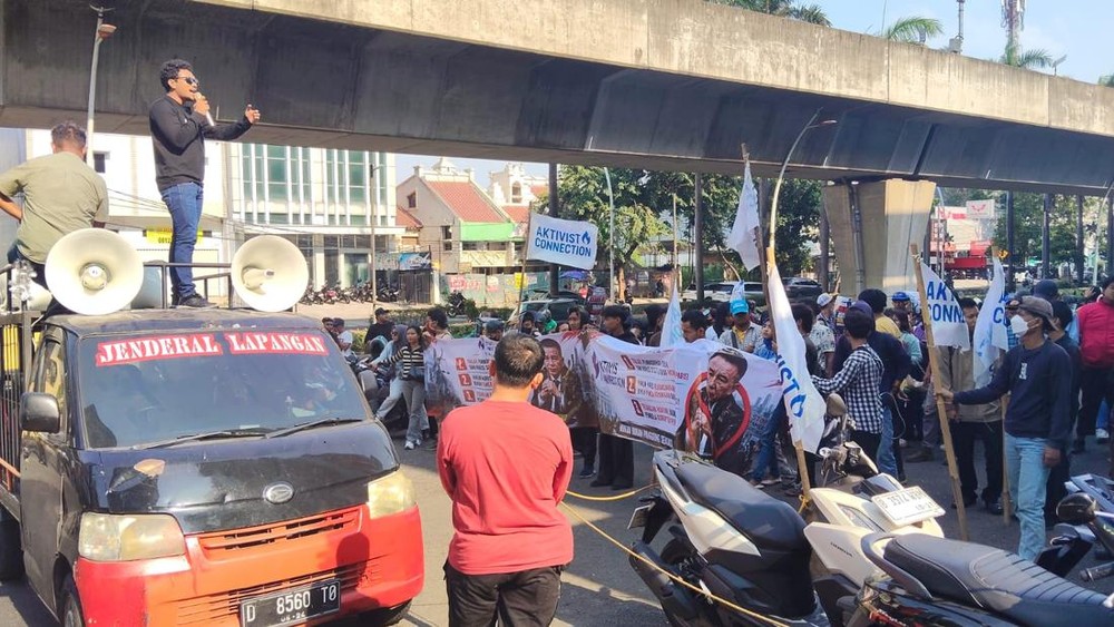 Hotman Paris Diserbu Massa di Kelapa Gading