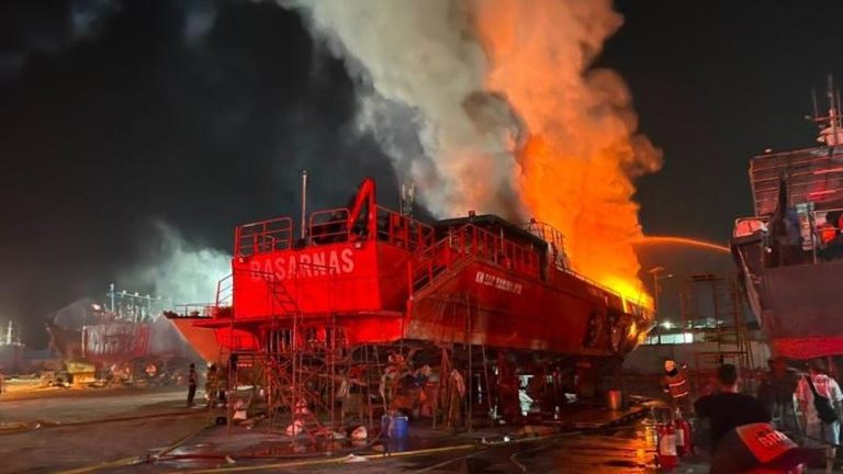 Kapal Basarnas Terbakar di Jakarta Untung Tak Ada Korban