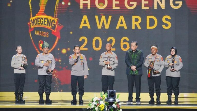 Kapolri Tegaskan Bukan Hoegeng Tapi Harapkan Polisi Muda Ini Kapolri Tegaskan Bukan Hoegeng Tapi Harapkan Polisi Muda Ini