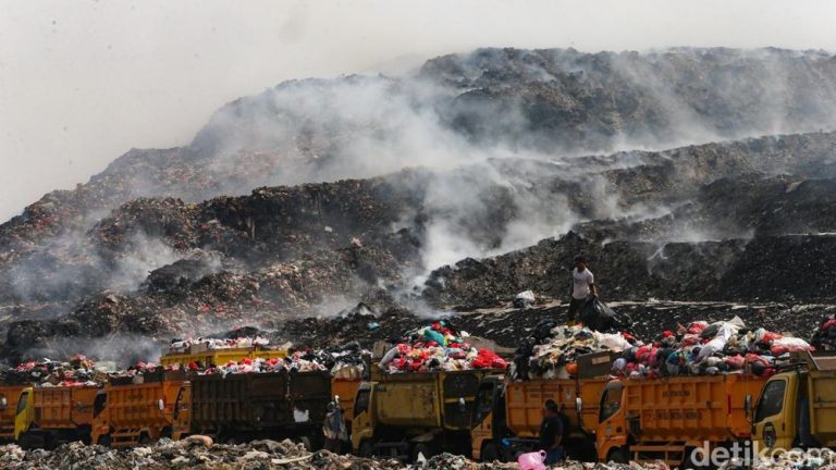 Bahaya Tersembunyi di Balik Tumpukan Sampah Bahaya Tersembunyi di Balik Tumpukan Sampah