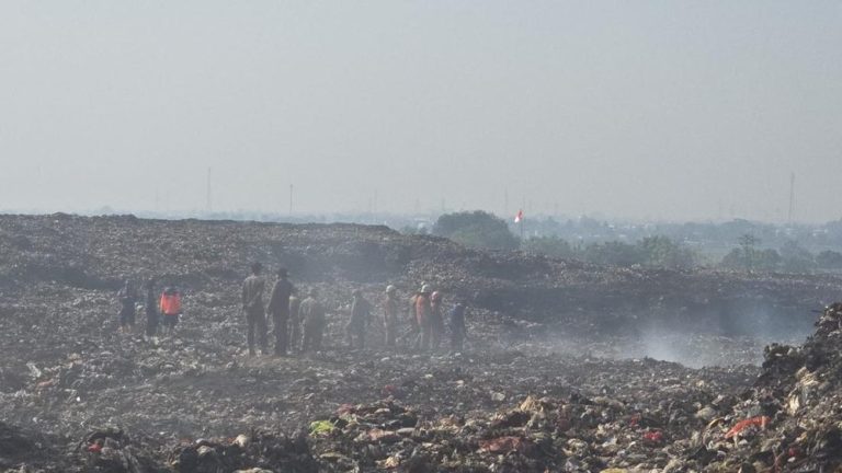 Peringatan KLH Usai Api Jatiwaringin Padam Peringatan KLH Usai Api Jatiwaringin Padam