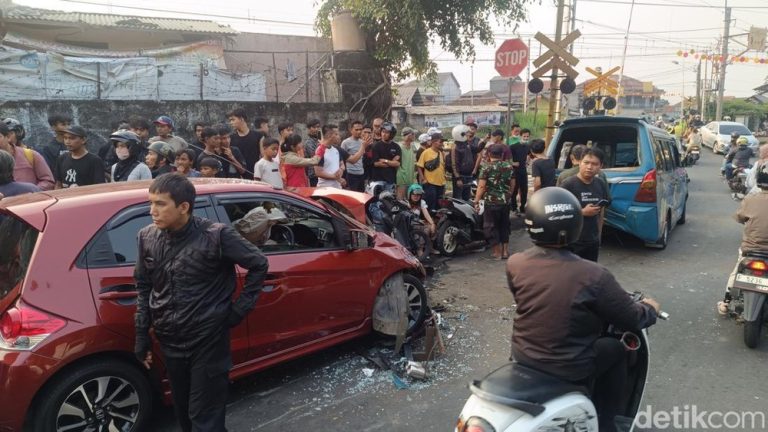 Horor Sore di Bogor Enam Kendaraan Ringsek Beruntun