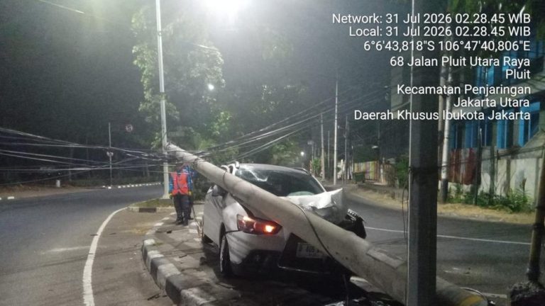 Kecelakaan Pluit Mobil Hantam Tiang Listrik Pengemudi Dilarikan