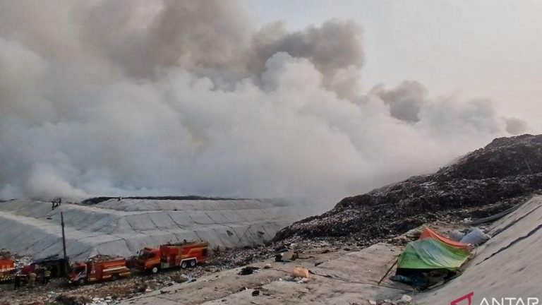 Asap Jatiwaringin Tak Kunjung Padam Ratusan Warga Terjangkit Penyakit
