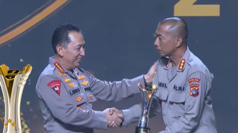 Polisi Ini Dikira Tukang Kebun Ternyata Pemenang Hoegeng Awards