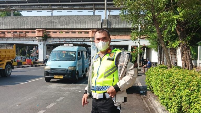 Truk Molen Matraman Tersangkut Begini Cara Uniknya Dibebaskan