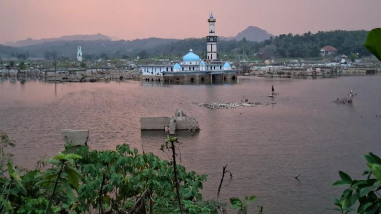 Keajaiban Masjid Tak Tenggelam di Karian