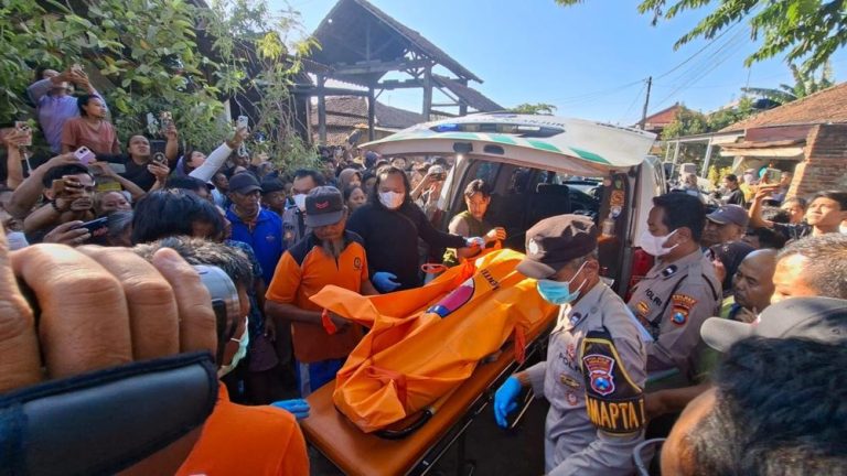 Pekaranganku Kuburanku Sendiri