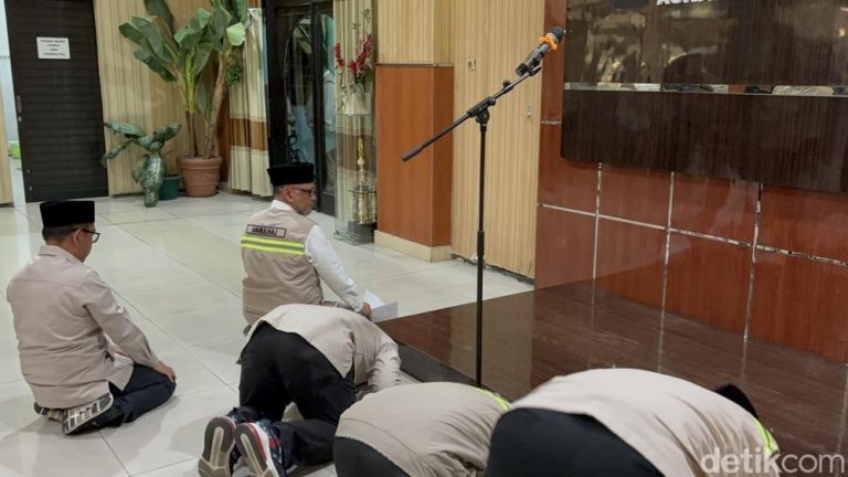 Sujud Syukur Menteri Haji Momen Penutup Ibadah