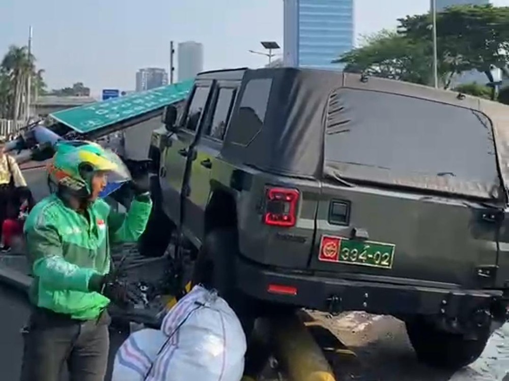 Mobil Dinas TNI Hantam Rambu Slipi Macet Total