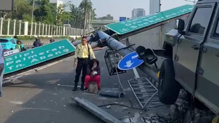 Geger Kecelakaan Mobil Dinas TNI Depan DPR Lalu Lintas Terhenti