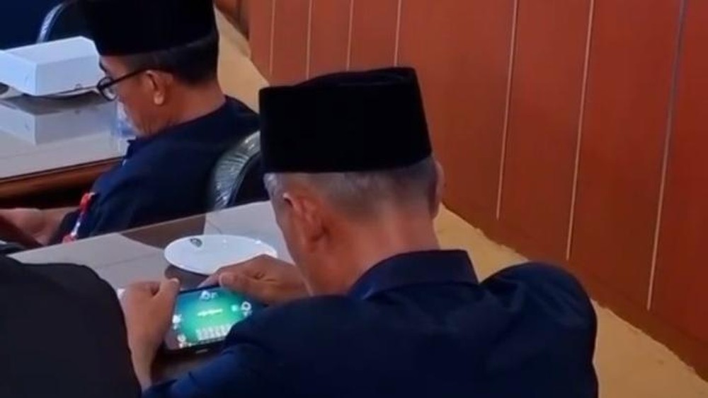 Camat Madiun Viral Main Game Rapat Paripurna