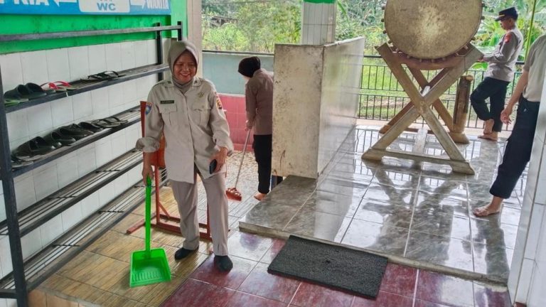 Polisi Lubuk Linggau Lakukan Ini di Masjid Warga Terkejut