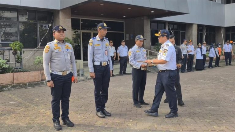 Petugas Dishub Tak Gentar Tangkap Jambret Bersajam di CFD Petugas Dishub Tak Gentar Tangkap Jambret Bersajam di CFD