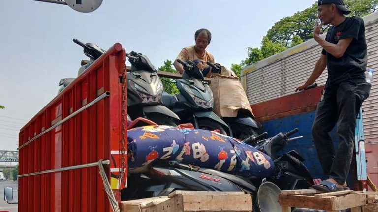 Truk Misterius Bawa Belasan Motor Curian
