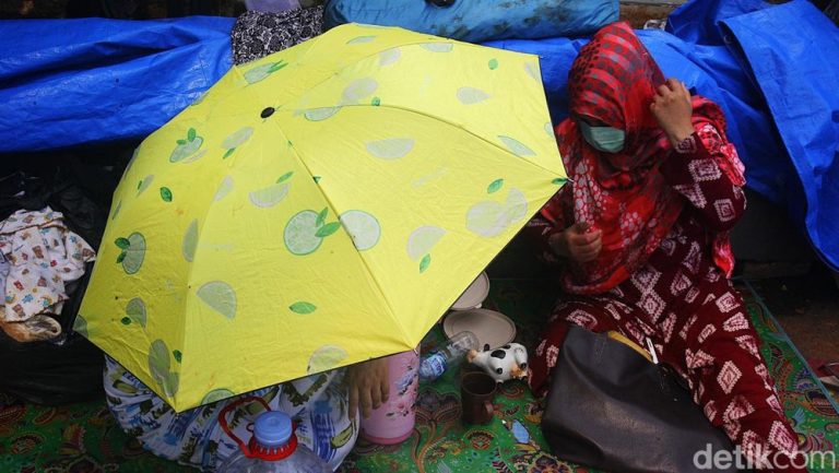 Trotoar Jakarta Selatan Kembali Dikuasai Pengungsi