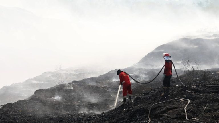 9 Hari Api Jatiwaringin Belum Padam Doa Jadi Senjata 9 Hari Api Jatiwaringin Belum Padam Doa Jadi Senjata