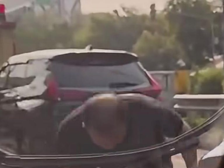 Pengemudi Calya Mengamuk Rugi Puluhan Juta