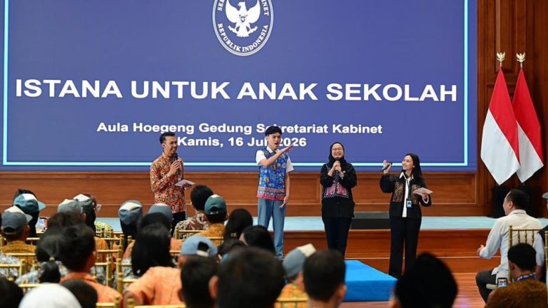 Pintu Istana Terbuka Lebar Tak Ada Batas Mimpi